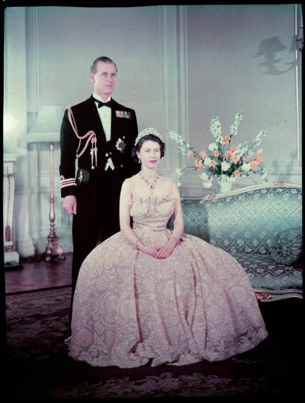 1952年，女王伊丽莎白二世和菲利普亲王在伦敦白金汉宫合影。