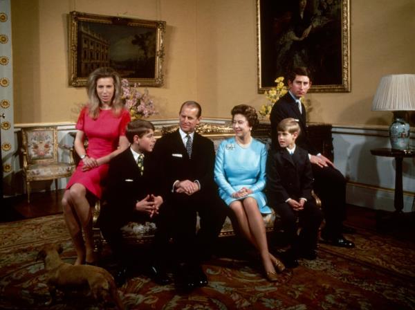 1972年，皇室一家在伦敦白金汉宫。从左到右：安妮公主、安德鲁王子、菲利普亲王、伊丽莎白女王、爱德华王子和查尔斯王子。